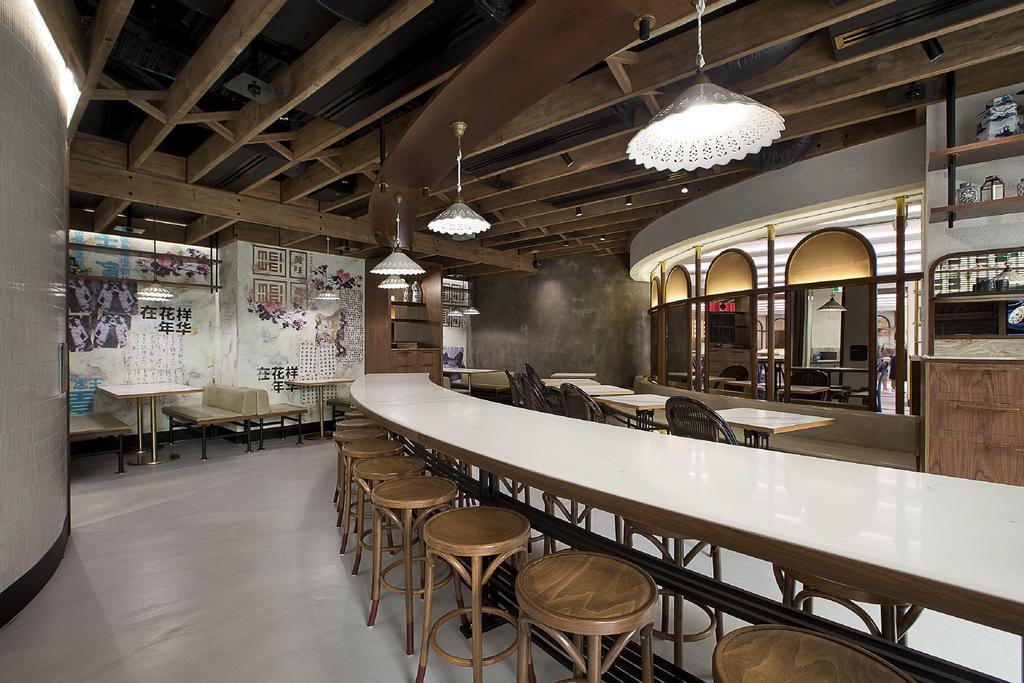 黄金海岸星亿酒店 外观 照片 The interior of a Starbucks Reserve store in Shanghai, China